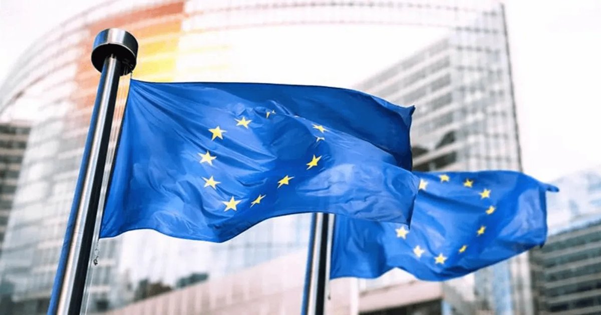 ビルの前ではためく欧州連合（EU）の旗